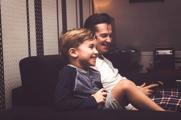 Щасливий Маленький Хлопчик Його Батько Розважаються Граючи Відеогру Разом Вдома — стокове фото