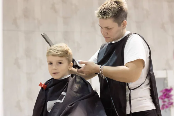 Reflection Mirror Boy Haircut Hairdressers — Zdjęcie stockowe