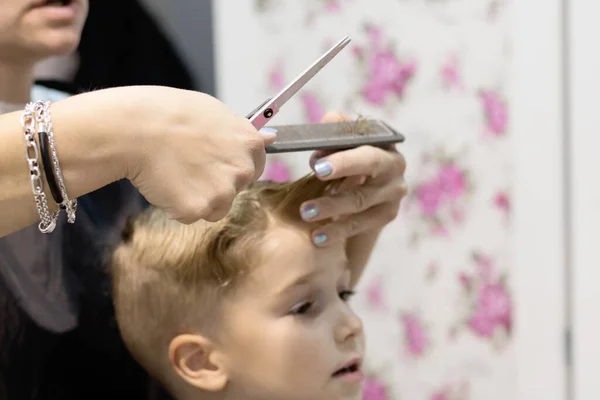 Close Female Hairdresser Styling Boy Hair Salon — Photo