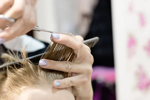 Close Hairdresser Using Scissors While Cutting Boy Hair — 스톡 사진