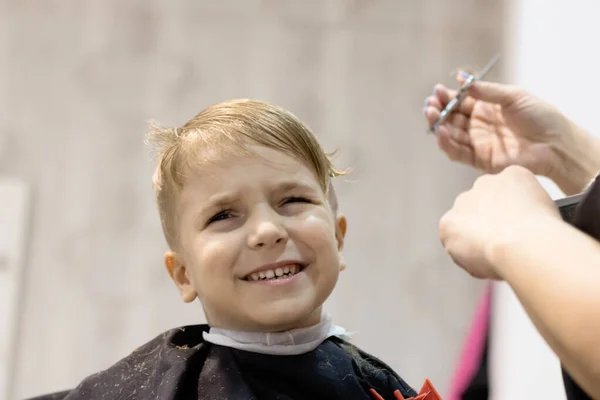 Small Boy Making Face While Having Haircut Hair Salon — Stockfoto