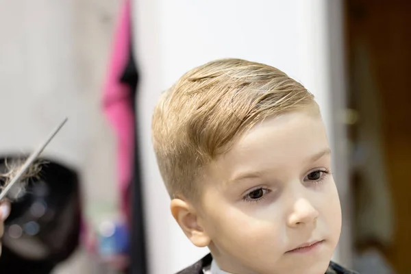 Cute Boy Getting New Hairstyle Salon — Fotografia de Stock