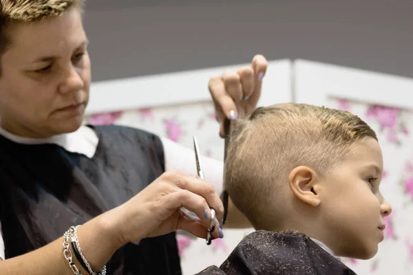 Low Angle View Kid Having Haircut Female Hairdresser Salon — Stockfoto
