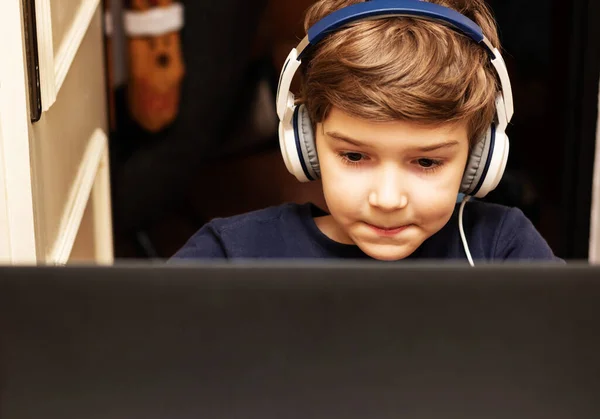 Kid Headphones Using Computer While Learning Home — Foto de Stock