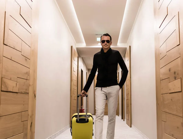 Homme Avec Sac Voyage Marchant Dans Couloir — Photo