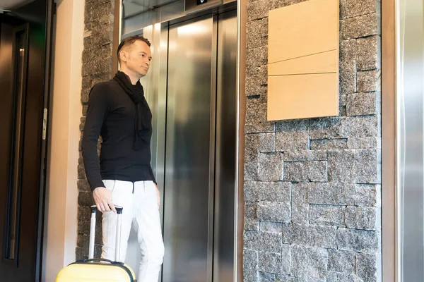 Середній Дорослий Чоловік Дорожньою Сумкою Чекає Ліфт — стокове фото