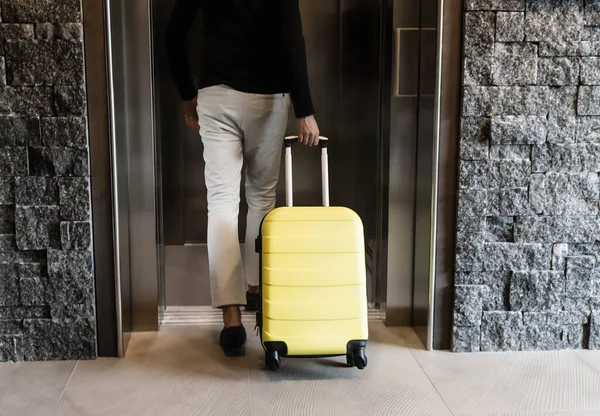 Hombre Irreconocible Con Bolsa Viaje Entrando Ascensor —  Fotos de Stock