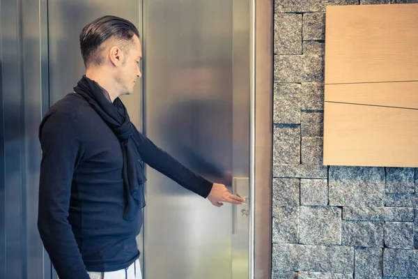 Man Pressing Elevator Butting Building Hallway — Fotografia de Stock
