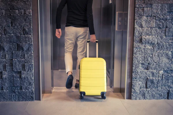 Unrecognizable Man Suitcase Getting Elevator —  Fotos de Stock