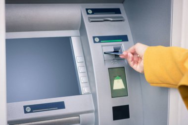 Kadın ekleyerek kredi kartı ve geri çekilme para formu Atm makinesi kapat.