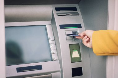 Kadın ekleyerek kredi kartı ve geri çekilme para formu Atm makinesi kapat.