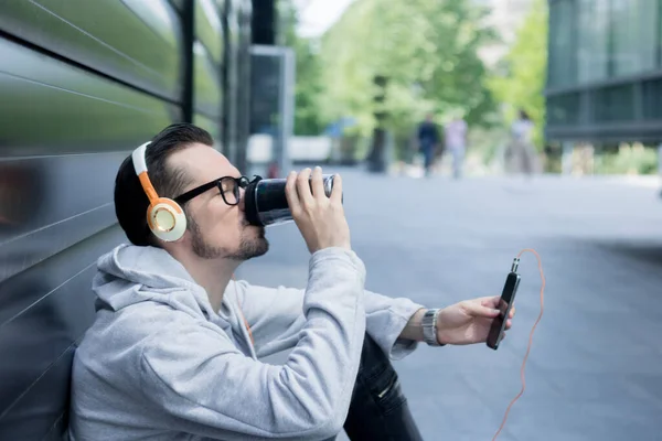 Чоловік Слухає Пити Каву Музику Через Навушники Розслабляючись Місті — стокове фото