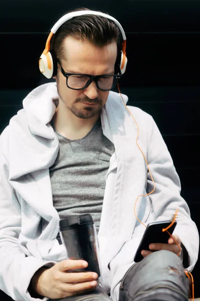 Чоловік Навушниками Використовує Смартфон Каву Відпочиваючи Відкритому Повітрі — стокове фото
