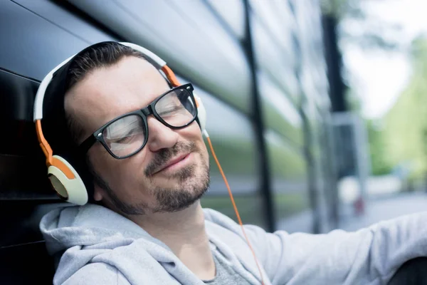 Щасливий Чоловік Слухає Музику Навушниках Під Час Денного Сну Закритими — стокове фото