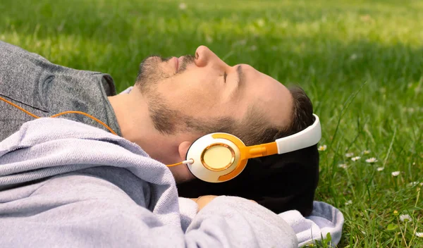 Безтурботний Чоловік Насолоджується Музикою Над Навушниками Розслабляється Траві Природі — стокове фото