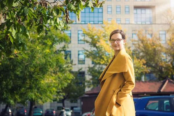 Young Stylish Woman Walking City Beautiful Elegant Woman Yellow Coat — ストック写真