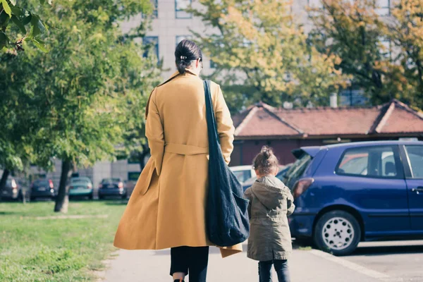 Rear View Mother Small Daughter Walking Enjoying Day Outdoors Together — ストック写真