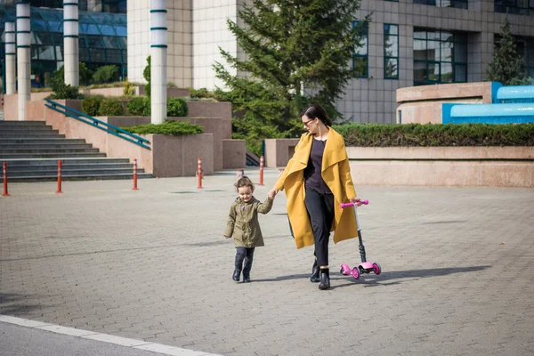 Young Mother Daughter Holding Hands City Little Girl Taking Walk — ストック写真