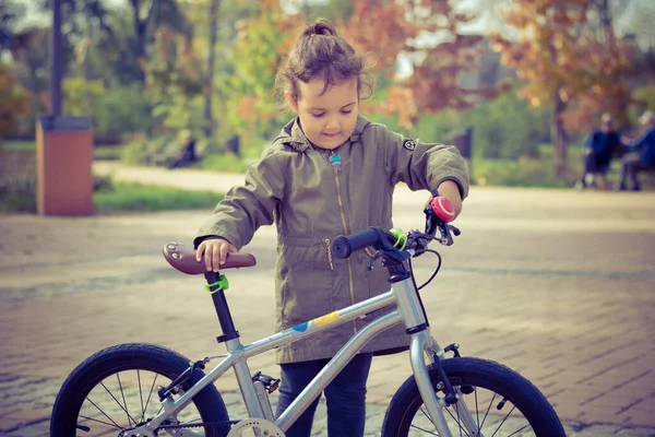 Little Girl Holding Her Bicycle While Spending Time Park — ストック写真