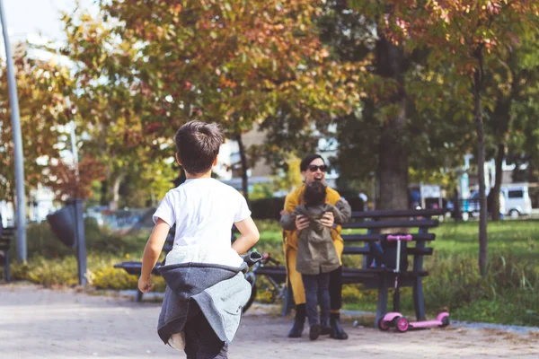 Small Boy Girl Rushing Mother Arms While Meeting Her Park — Stok fotoğraf
