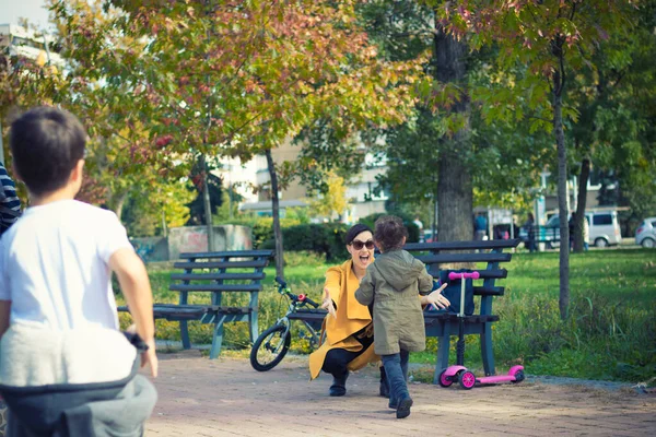 Little Girl Running Mother Embrace Mother Daughter Gathering Park — Stok fotoğraf