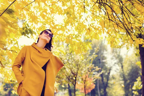 Beautiful Woman Yellow Coat Enjoying Tree Autumn Park — ストック写真