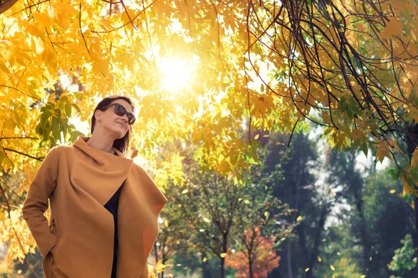 Happy Woman Spending Day Nature Portrait Beautiful Woman Enjoying Sunlight — ストック写真