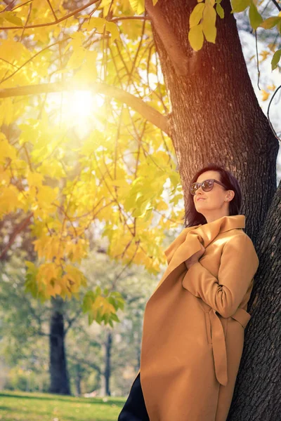 Beautiful Woman Day Dreaming Enjoying Autumn Sunshine Elegant Woman Yellow — ストック写真