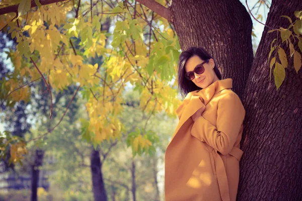 Beautiful Woman Yellow Coat Posing Park — Stok fotoğraf
