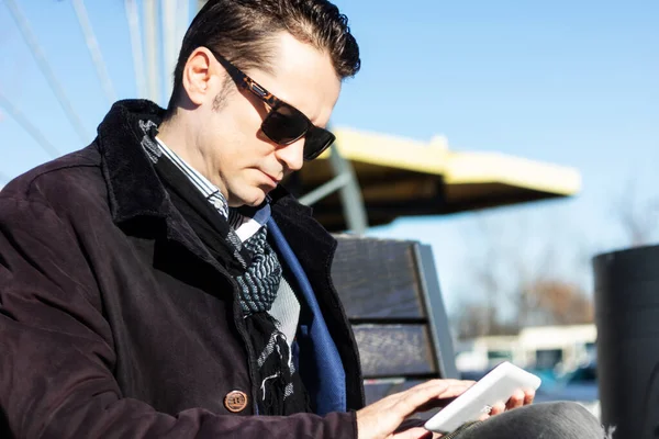 Чоловік Середнього Віку Використовує Цифровий Планшет Під Час Очікування Автовокзалі — стокове фото