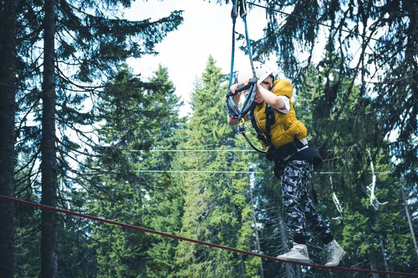 Kid Walking Hanging Ropes Canopy Tour Adventure Park — Stok fotoğraf