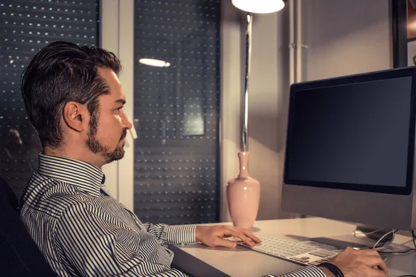 Concentrated Businessman Working Computer Evening Home Office — Fotografia de Stock