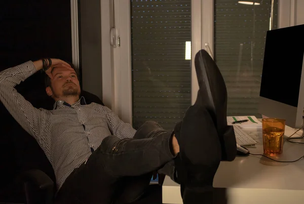Простий Бізнесмен Тримає Руку Голові Працюючи Вночі Офісі — стокове фото