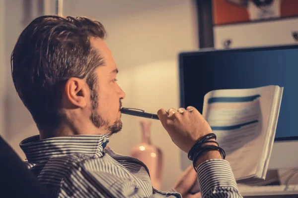 Businessman Preparing Meeting Reading Business Plans Late Evening — Fotografia de Stock