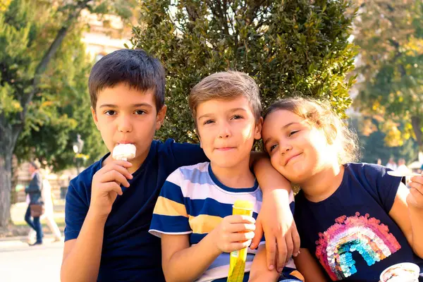 Small Group Happy Kids Enjoying Ice Cream Outdoors — Foto Stock