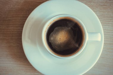 Beyaz fincanda sade kahve..