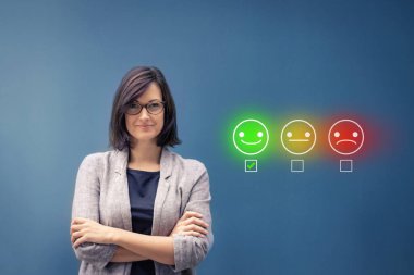 Değerlendirme derecelendirme simgeleriyle kolları çapraz duran kendine güvenen bir iş kadını. Müşteri hizmetleri araştırma konsepti.