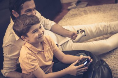 Mutlu oğul ve baba evde video oyunu oynarken eğleniyor.. 