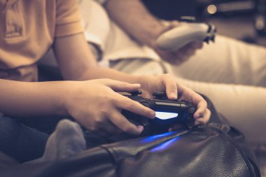 Evde video oyunu oynayan baba ve oğlanın yakın çekimi.. 