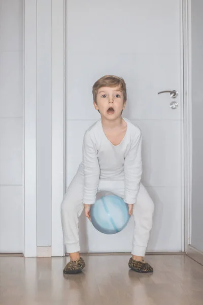 Kid Having Fun Morning Playing Ball Home — Φωτογραφία Αρχείου