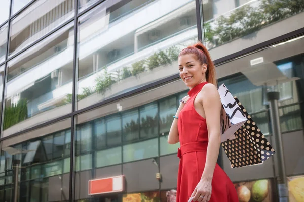 Beautiful Happy Woman Enjoying Shopping City — ストック写真