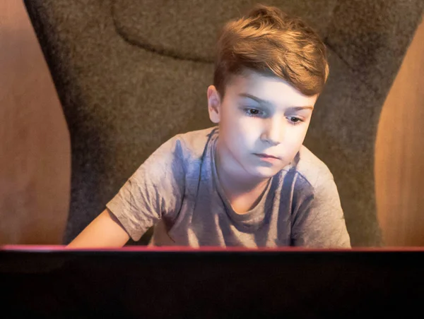 Small Boy Using Laptop While Learning Home Quarantine — Zdjęcie stockowe