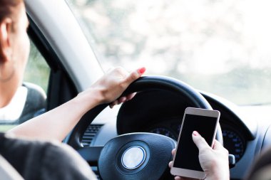 Araba kullanırken cep telefonu ve kısa mesaj kullanan kadınları kapat..