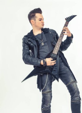 Beyaz arka planda elektro gitar çalan rock müzisyeni. 
