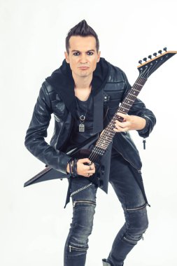 Elektro gitar çalan ve kameraya bakan gitarist..