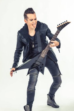 Elektro gitar çalarken dilini çıkaran hard rock müzisyeni..