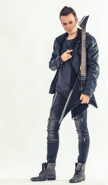 Heavy metal müzisyenleri elektro gitarını işaret ediyor..