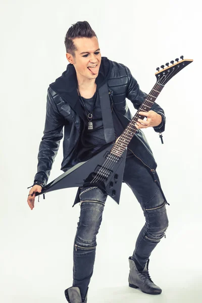 Elektro gitar çalarken dilini çıkaran hard rock müzisyeni..