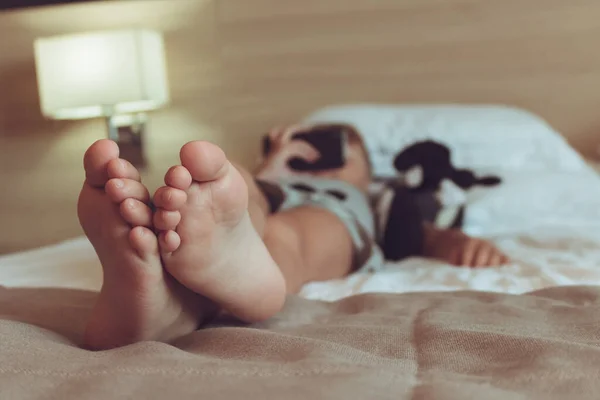 Küçük çocuğun yatağa uzanıp cep telefonu kullanmasına yakın dur.. 