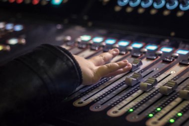 Kayıt stüdyosundaki ses karıştırma masasındaki sesi ayarlayan çocuğu kapat. 